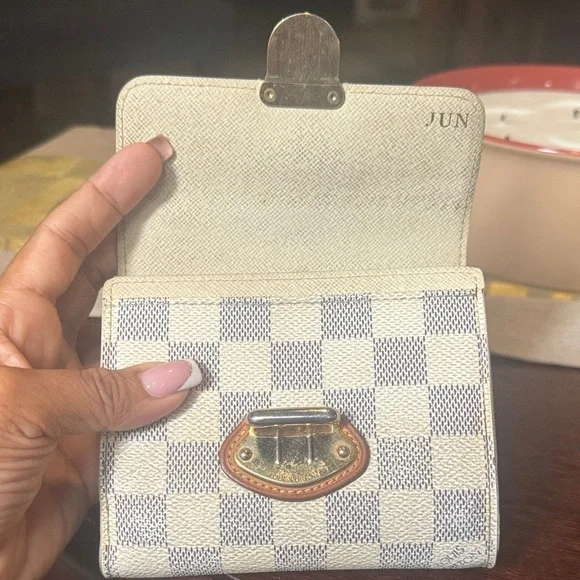 Louis Vuitton Cream and Brown Checkered Wallet - Picture 13 of 13